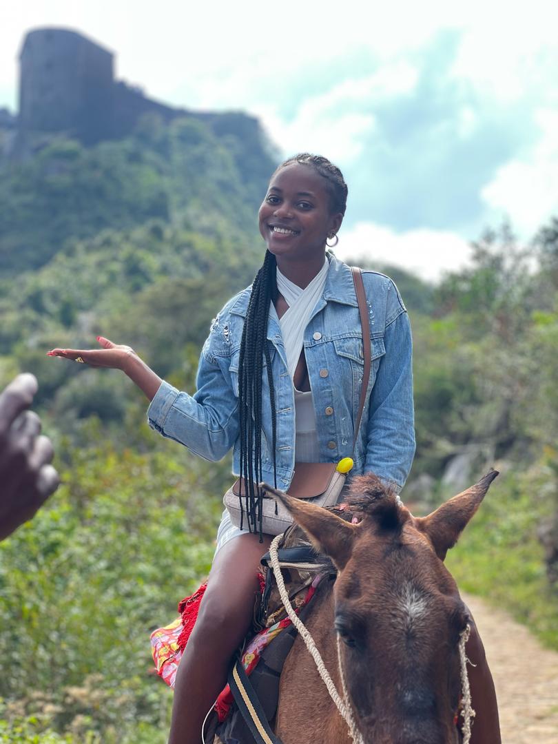 Guided tour on horseback with the Citadelle Laferrière in the background